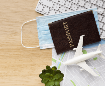 Imagem de um passaporte em uma mesa